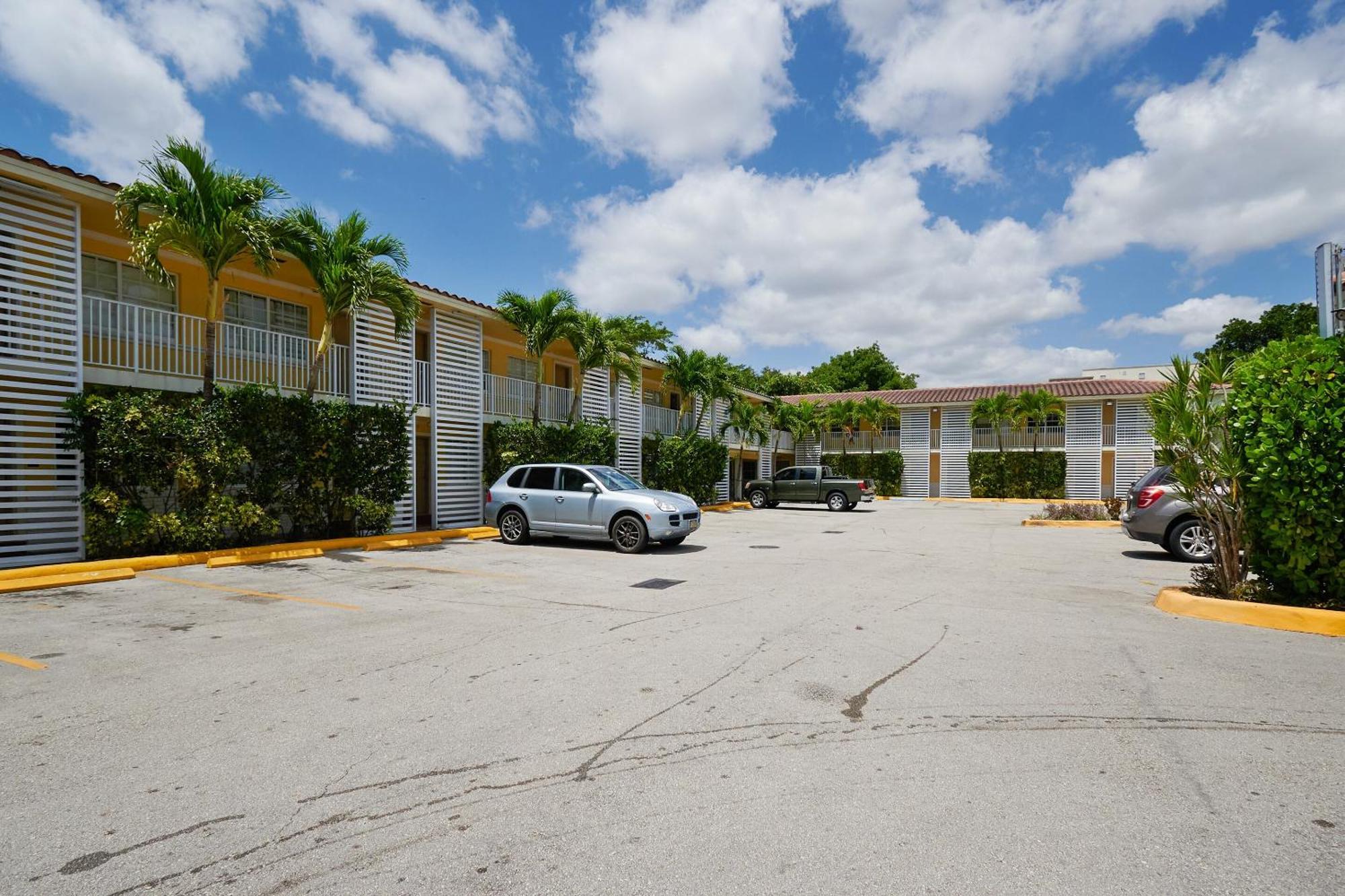 Oyo Hotel Coral Gables - Miami Airport Exteriör bild